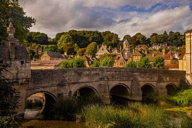 Discover a Charming Storybook Village Just 1.5 Hours from London, Featuring Stunning Cottages and Picturesque Canal Walks