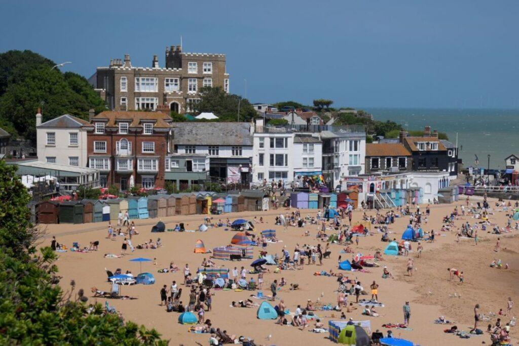 Heatwave Impacts Retail Sales as World Cup Sparks Surge in Online Shopping