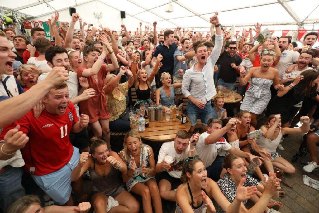 London Restaurants and Retailers Enjoy Deliveroo Surge Thanks to World Cup Excitement