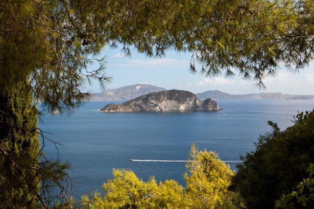 34 Year Old Man Tragically Drowns While Swimming in Zante, Investigation Underway