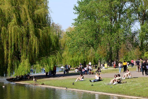Stunning Before and After Images of Regents Park Reveal Alarming Effects of Recent Heatwave