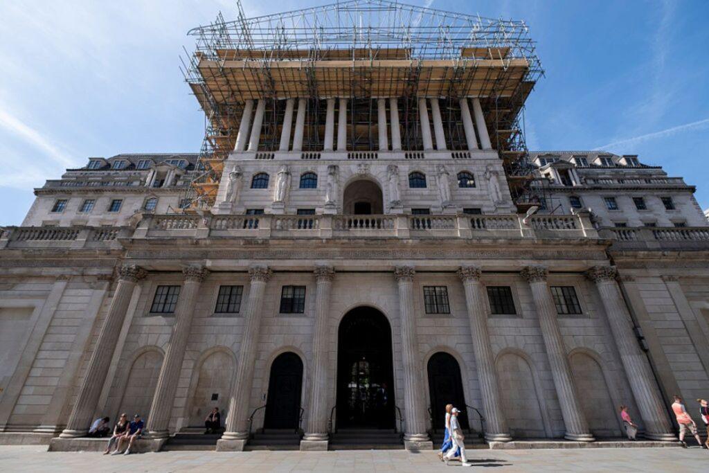 Economists Call on Bank of England to Pause Bond Sales Amid Rising Borrowing Costs