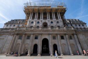 Economists Call on Bank of England to Pause Bond Sales Amid Rising Borrowing Costs