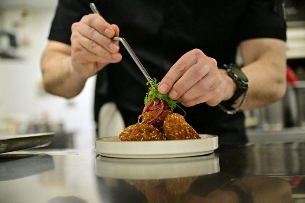 Law Firms Fund Boozy Lunches for Juniors to Win Over City Clients