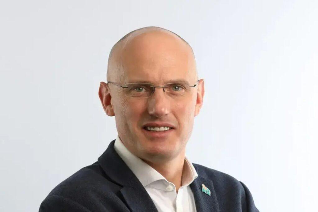 Audit Watchdog Chief Calls for Action Against Overly Lengthy Corporate Reports