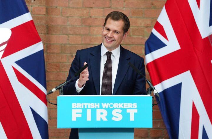 Reform Proposed to Cut HMRC Officials' Salaries for Delayed Taxpayer Response