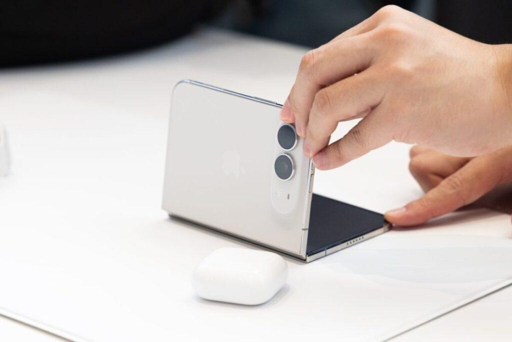 Has Apple Unintentionally Created the Ideal Smartphone for Seniors?