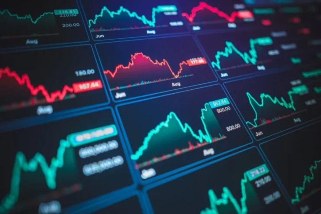 Investors Abandon UK Stocks Amid Budget Speculation and Heightened Caution