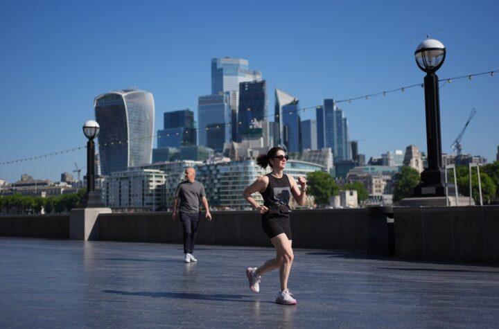 UK Economy Predicted to Contract Ahead of Budget Amidst Challenging Outlook